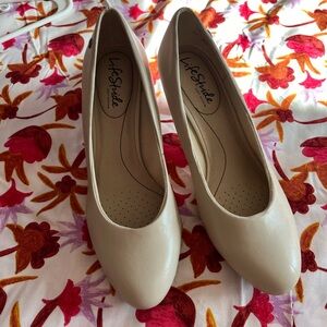 Life Stride Cream Heels size 6.5 Never Worn!
